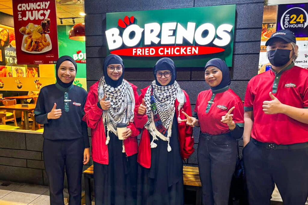 Malaysian singer-actresses Heliza Helmi and Hazwani Helmi at Borenos Asia City.