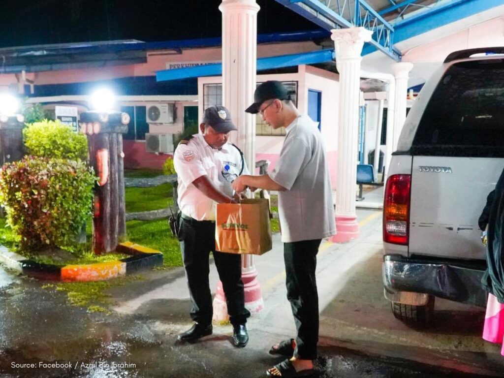Azrul Bin Ibrahim leads Ramadan Borenos meal distribution in Papar, Sabah - security guard at clinic