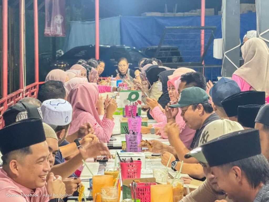 Azrul Bin Ibrahim leads Ramadan Borenos meal distribution in Papar, Sabah