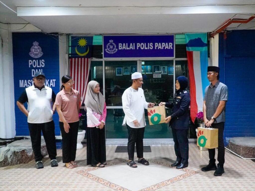 Azrul Bin Ibrahim leads Ramadan Borenos meal distribution in Papar, Sabah - Balai Polis Papar, Papar Police Station