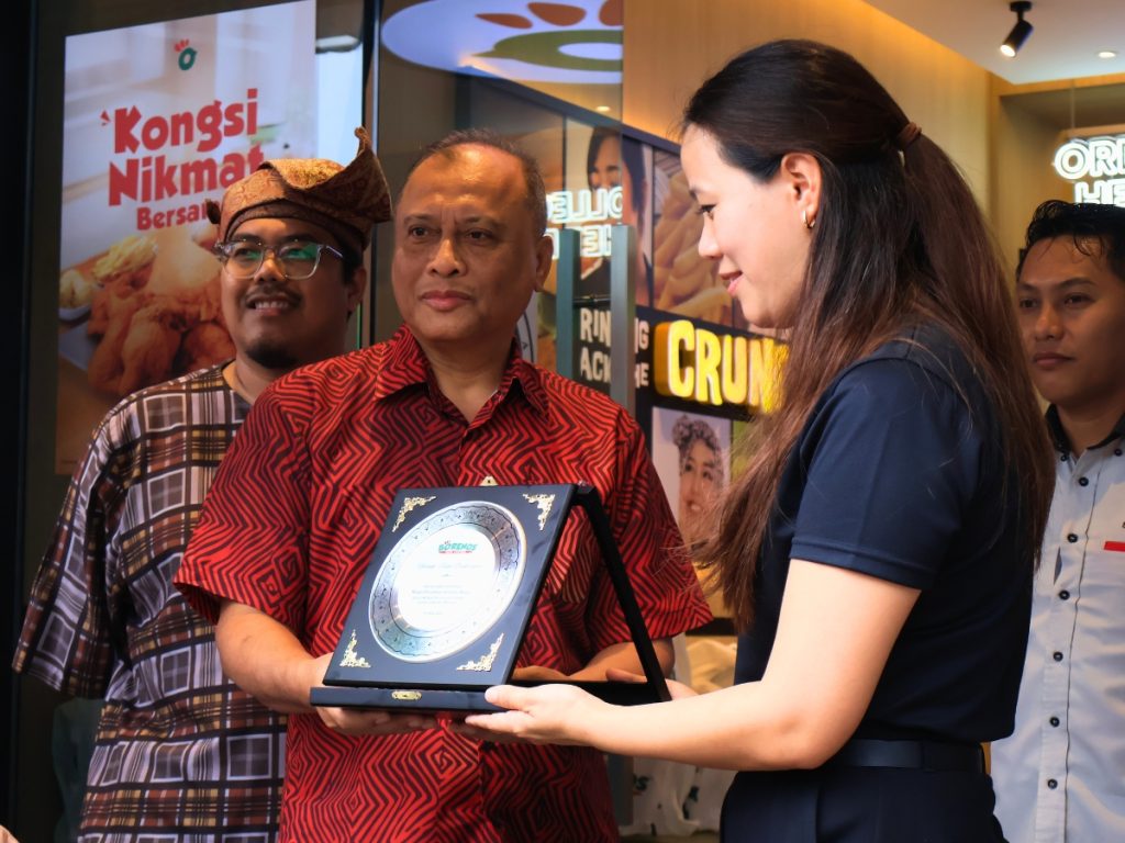 Tuan Haji Bukhari Bin Bachok (MPP Member for Zone 16, Kajang Municipal Council) officiating the Borenos Bandar Baru Bangi outlet grand opening.