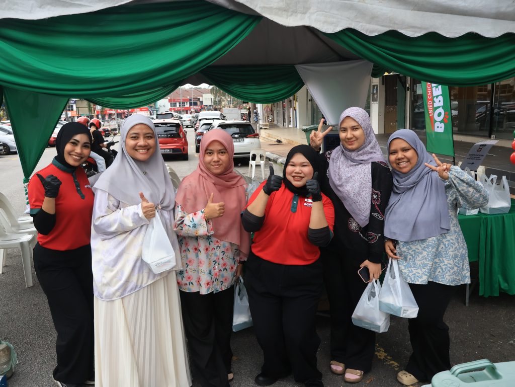 More than 1,000 Borenos Care Meals given away to Bandar Baru Bangi Community members in celebration of the grand opening of the Borenos Bandar Baru Bangi outlet.