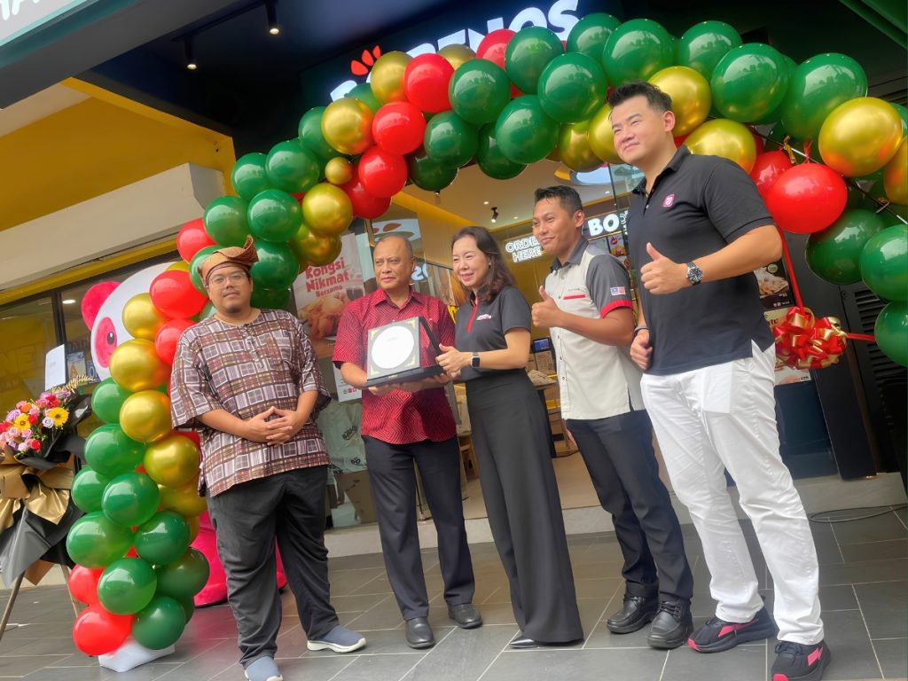 Borenos CEO Janice Yeo with Tuan Haji Bukhari Bin Bachok, MPP Member for Zone 16, Kajang Municipal Council; Tuan Muhammad Taqiuddin Bin Mohamad Tabarani, Administrator of Bandar Baru Bangi Community; Syafiq Syahmi Sazali, Manager of the Corporate Relations Department, Yayasan Ikhlas; Kenneth Soh, Managing Director of foodpanda Malaysia at the grand opening of Borenos Bandar Baru Bangi outlet