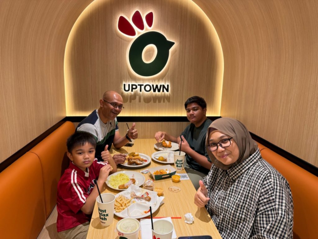 Happy customers having a meal at Borenos Damansara Uptown outlet